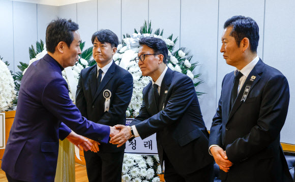 27일 서울 종로구 서울대학교병원 장례식장에 마련된 이해찬 민주평화통일자문회의 수석부의장 빈소에서 우상호 전 청와대 정무수석이 김민석 국무총리, 더불어민주당 정청래 대표와 인사를 나누고 있다. 2026.1.27  사진공동취재단