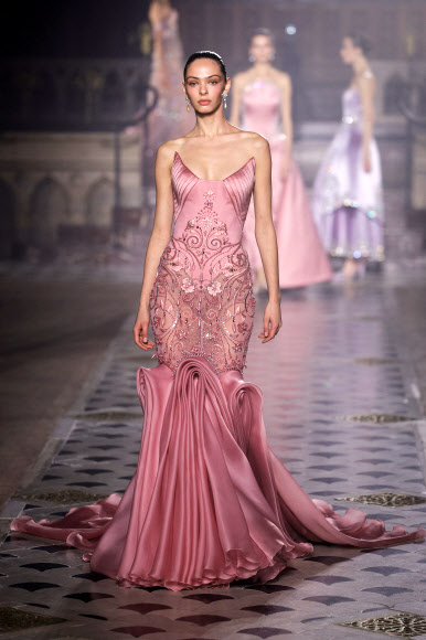 모델들이 26일(현지시간) 프랑스 파리에서 열린 파리 패션위크에서 레바논 디자이너 조르주 호베이카의 ‘2026 봄/여름 컬렉션’ 의상을 선보이고 있다. 오뜨 꾸뛰르 컬렉션 발표회는 26일부터 29일까지 진행됐다. AFP 연합뉴스