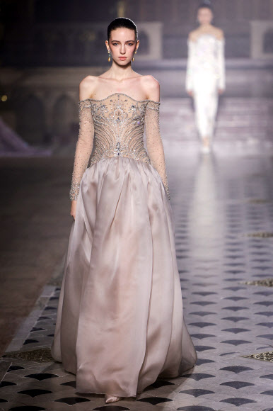 모델들이 26일(현지시간) 프랑스 파리에서 열린 파리 패션위크에서 레바논 디자이너 조르주 호베이카의 ‘2026 봄/여름 컬렉션’ 의상을 선보이고 있다. 오뜨 꾸뛰르 컬렉션 발표회는 26일부터 29일까지 진행됐다. AFP 연합뉴스