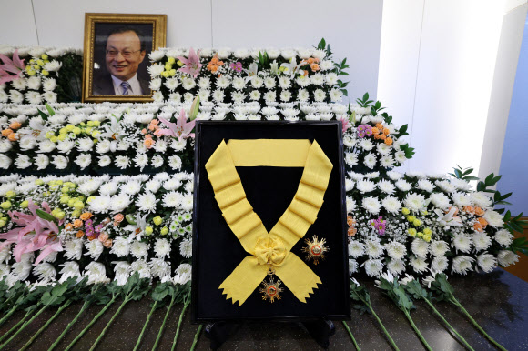 27일 서울 종로구 서울대병원 장례식장에 마련된 고 이해찬 전 국무총리 빈소에 이재명 대통령이 추서한 국민훈장 무궁화장이 세워져 있다. 2026.1.27 연합뉴스