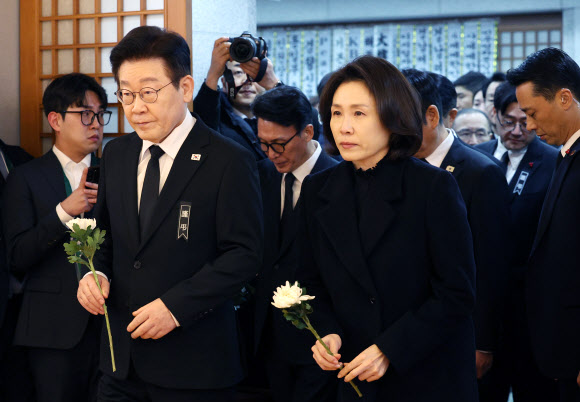 이재명 대통령과 김혜경 여사가 27일 서울 종로구 서울대병원 장례식장에 마련된 이해찬 전 총리 빈소에 헌화하고 있다. 2026.1.27 연합뉴스
