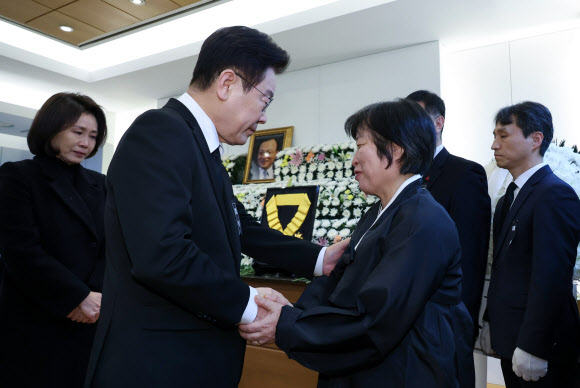 이재명 대통령이 27일 서울 종로구 서울대병원 장례식장 고 이해찬 전 국무총리 빈소에서 유가족을 위로하고 있다. 2026.1.27 연합뉴스
