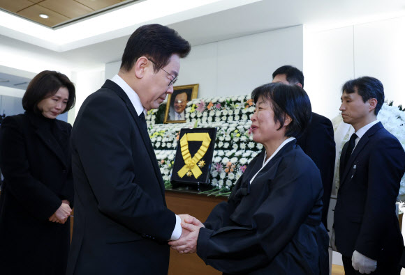 이재명 대통령이 27일 서울 종로구 서울대병원 장례식장 고 이해찬 전 국무총리 빈소에서 유가족을 위로하고 있다. 2026.1.27 연합뉴스