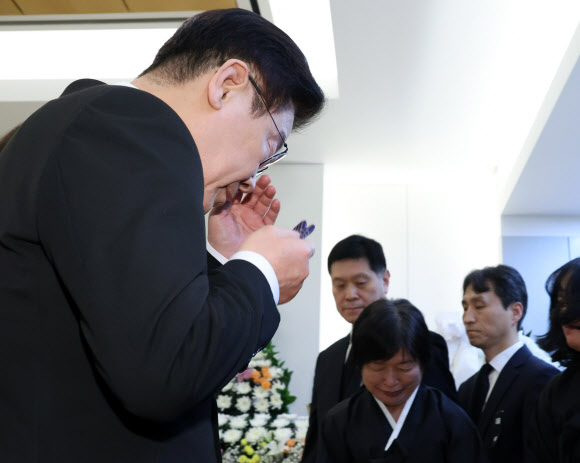 이재명 대통령이 27일 서울 종로구 서울대병원 장례식장에 마련된 고 이해찬 전 국무총리 빈소에서 유가족을 위로한 뒤 눈물을 닦고 있다. 2026.1.27 연합뉴스