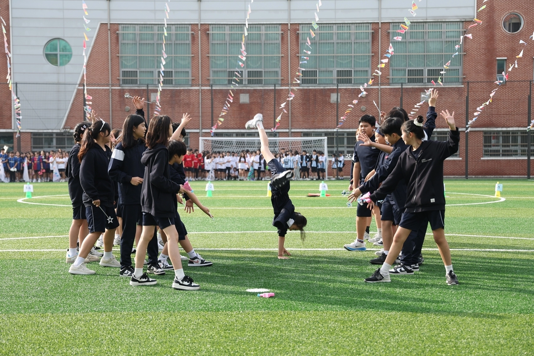 마포구 신수중 학생들이 새로 깔린 인조잔디 위에서 즐거운 여가 시간을 보내고 있다. 
마포구 제공