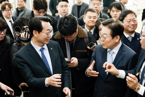 이재명 더불어민주당 대표와 정명근 화성시장이 2025년 2월 수출기업들의 애로사항을 들은 뒤 해결 방안을 논의하고 있다. (화성시 제공)