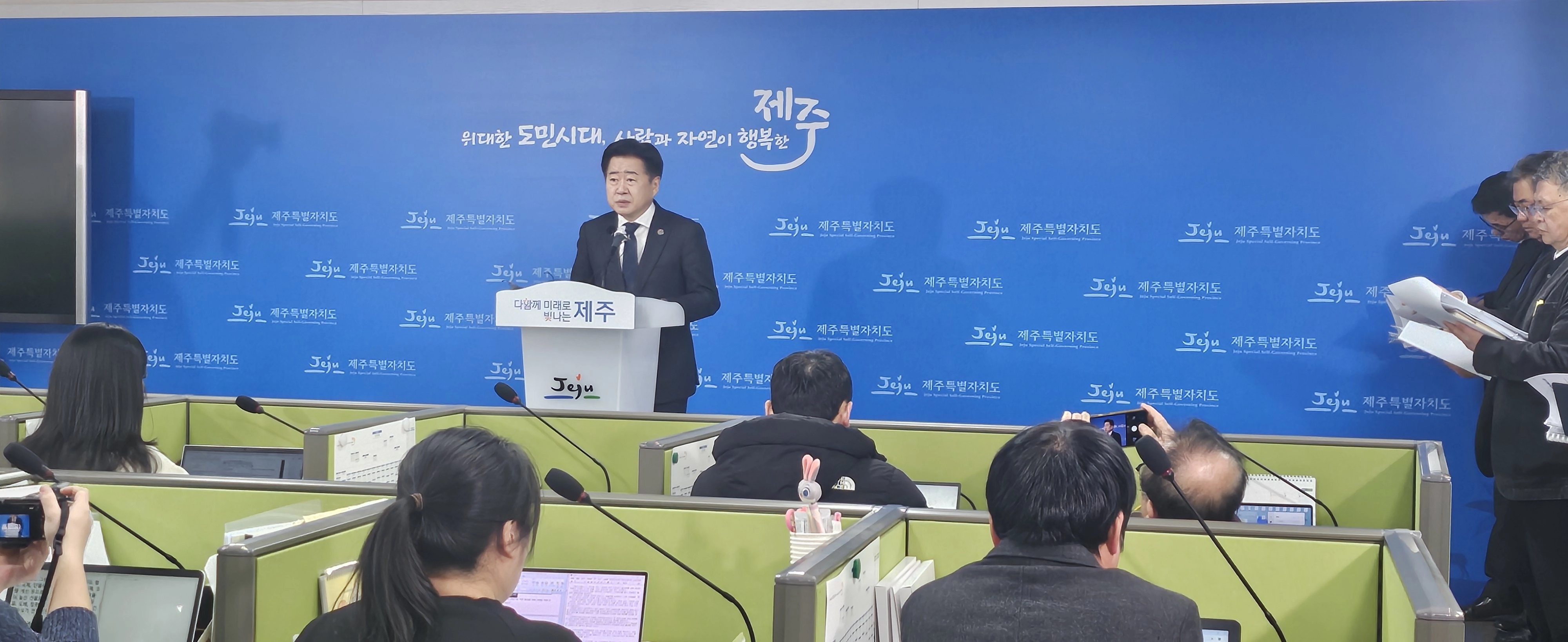 오영훈 제주지사가 28일 도청기자실에서 건설산업 활성화 종합대책을 발표하고 있다. 제주 강동삼 기자