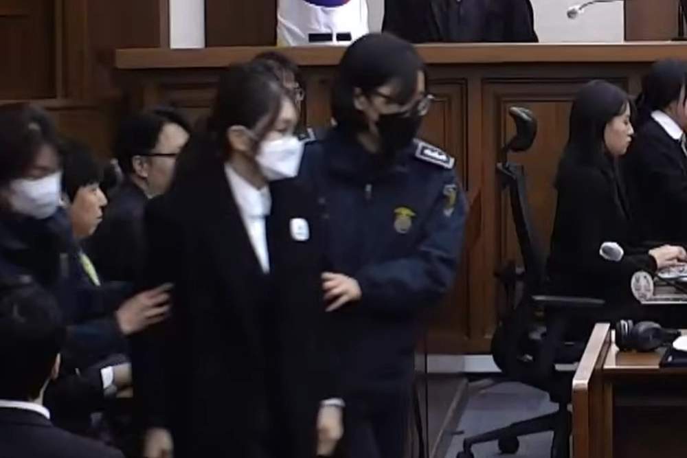 도이치모터스 주가조작 및 통일교 금품수수 등의 혐의로 재판에 넘겨진 김건희 여사가 28일 서울중앙지법 형사합의27부(부장 우인성) 선고공판 법정에 들어서고 있다. 서울중앙지법 제공