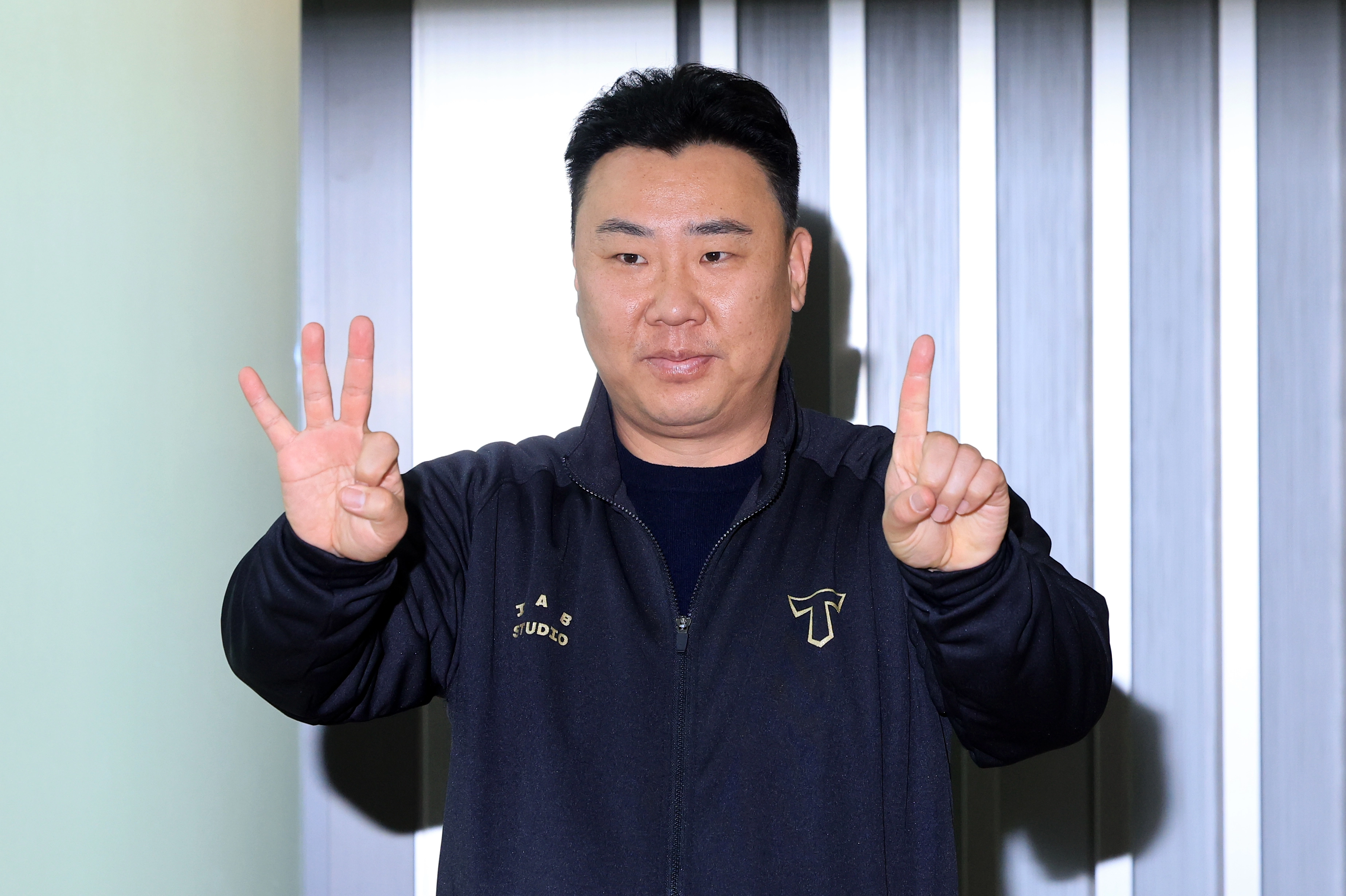 스프링캠프 1차 훈련을 위해 일본으로 출국하는 이범호 KIA 타이거즈 감독이 22일 인천국제공항 제1여객터미널에서 13번째 우승을 다짐하는 포즈를 취하고 있다. 2025.1.22 연합뉴스