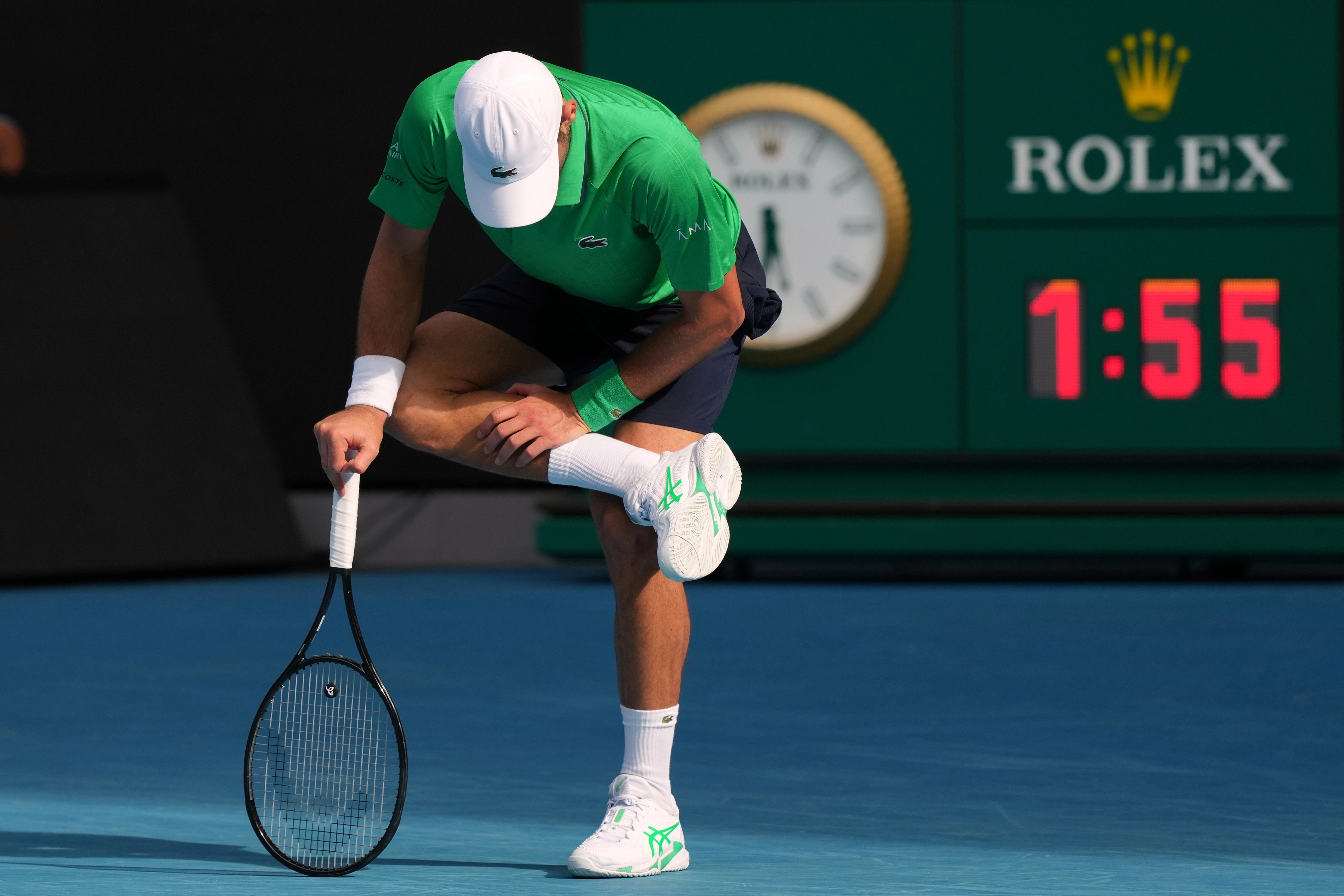 노바크 조코비치가 28일 호주 멜버른 로드 레이버 아레나에서 열린 호주오픈 테니스 대회 8강에서 스트레칭을 하고 있다. 2026.1.28 멜버른 AP 연합뉴스