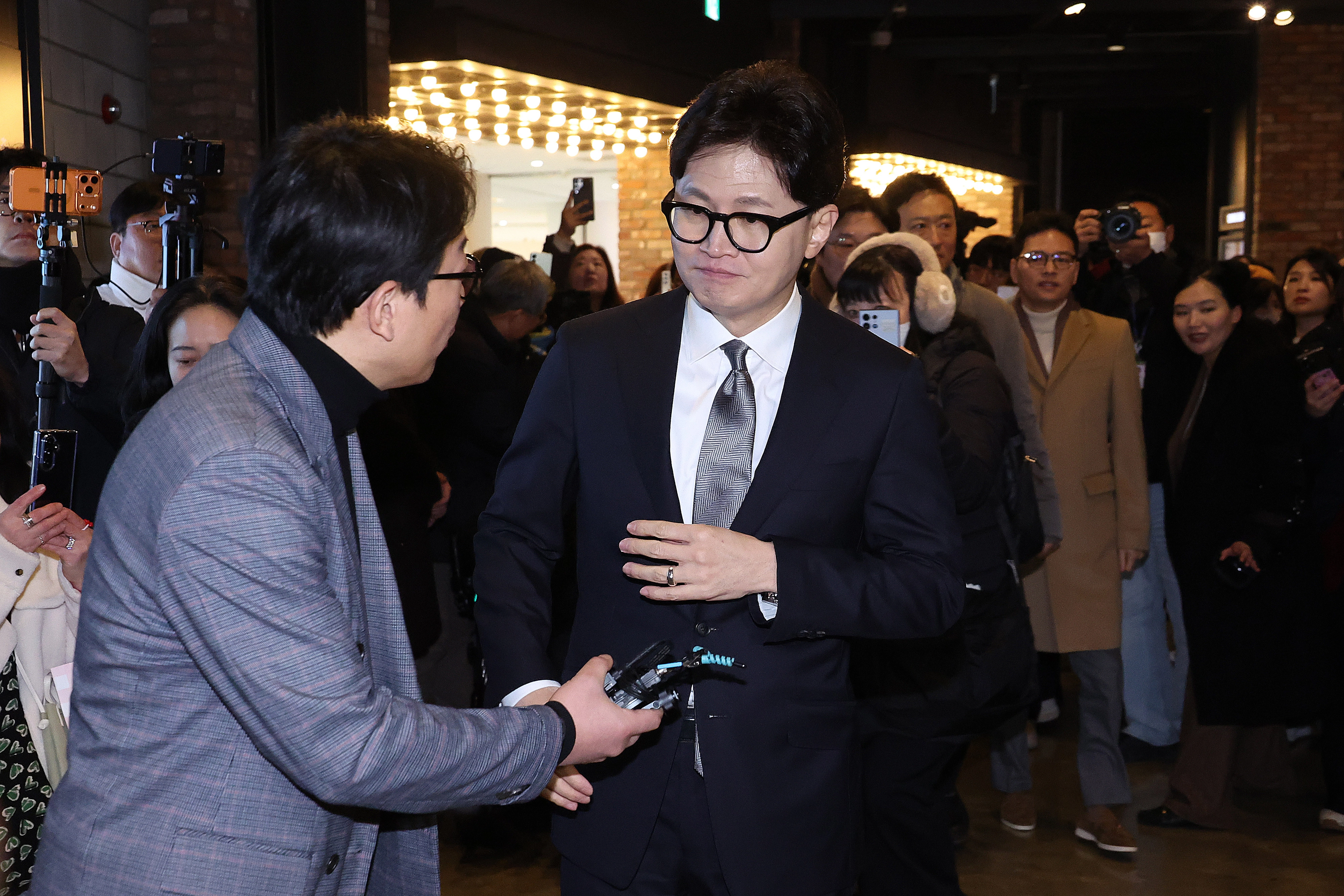 영화관 찾고  28일 한동훈(왼쪽 두 번째) 전 국민의힘 대표가 서울 영등포구의 한 영화관에서 ‘잊혀진 대통령: 김영삼의 개혁시대’를 관람하기 전 취재진의 질문을 받는 모습.
뉴스1