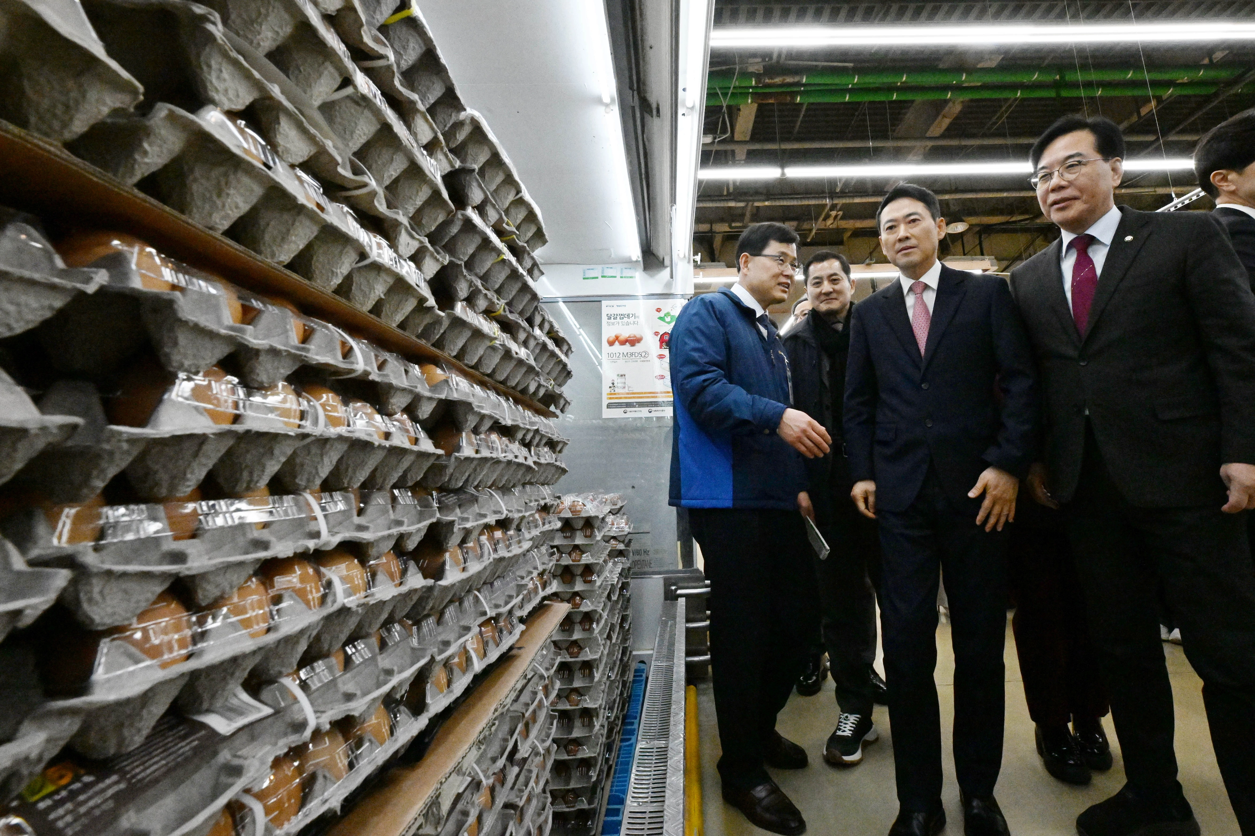 장동혁 국민의힘 대표와 송언석 원내대표 등이 28일 서울 서초구 청계산로 하나로마트 양재점을 찾아 박혜성 지사장의 설명을 들으며 물가점검 현장방문을 하고 있다. 2026.1.28 홍윤기 기자