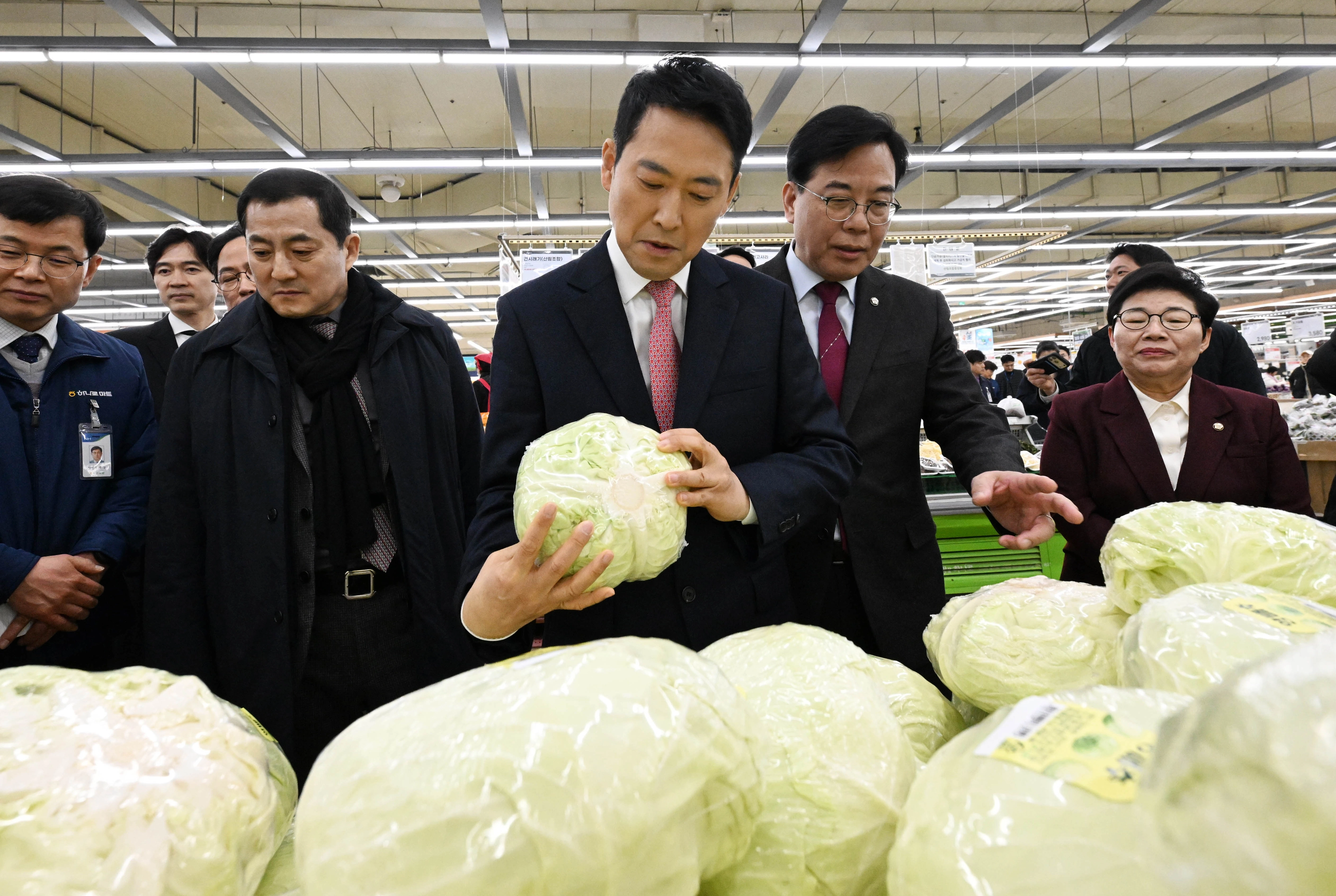 장동혁 국민의힘 대표와 송언석 원내대표 등이 28일 서울 서초구 청계산로 하나로마트 양재점을 찾아 박혜성 지사장의 설명을 들으며 물가점검 현장방문을 하고 있다. 2026.1.28 홍윤기 기자