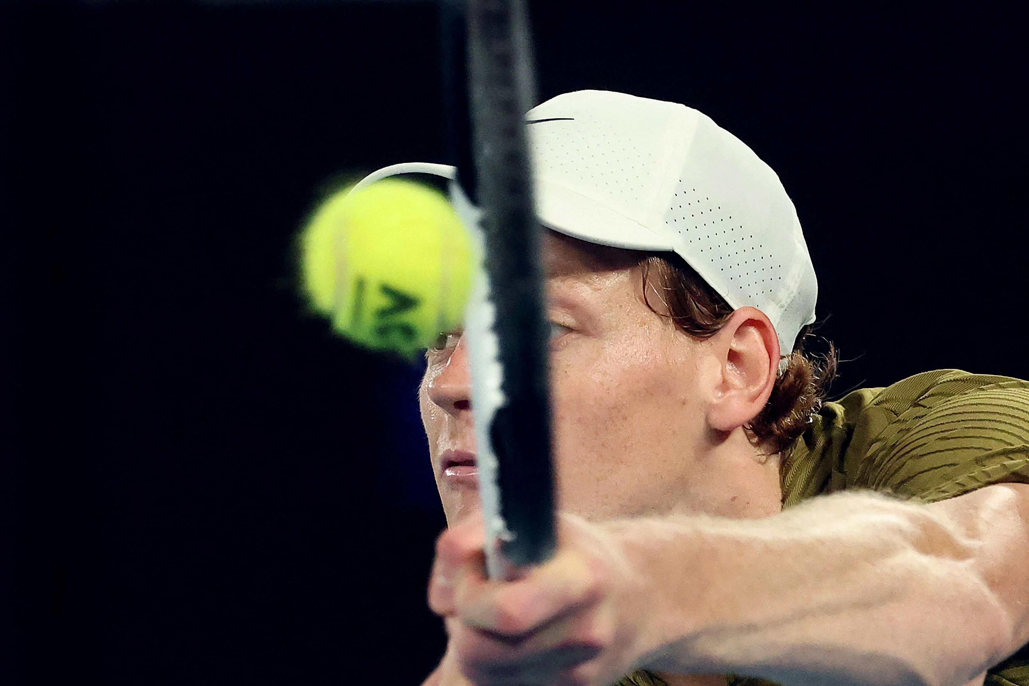 벤 셸턴의 공을 받아 치는 야니크 신네르. 2026.1.28 멜버른 AFP 연합뉴스