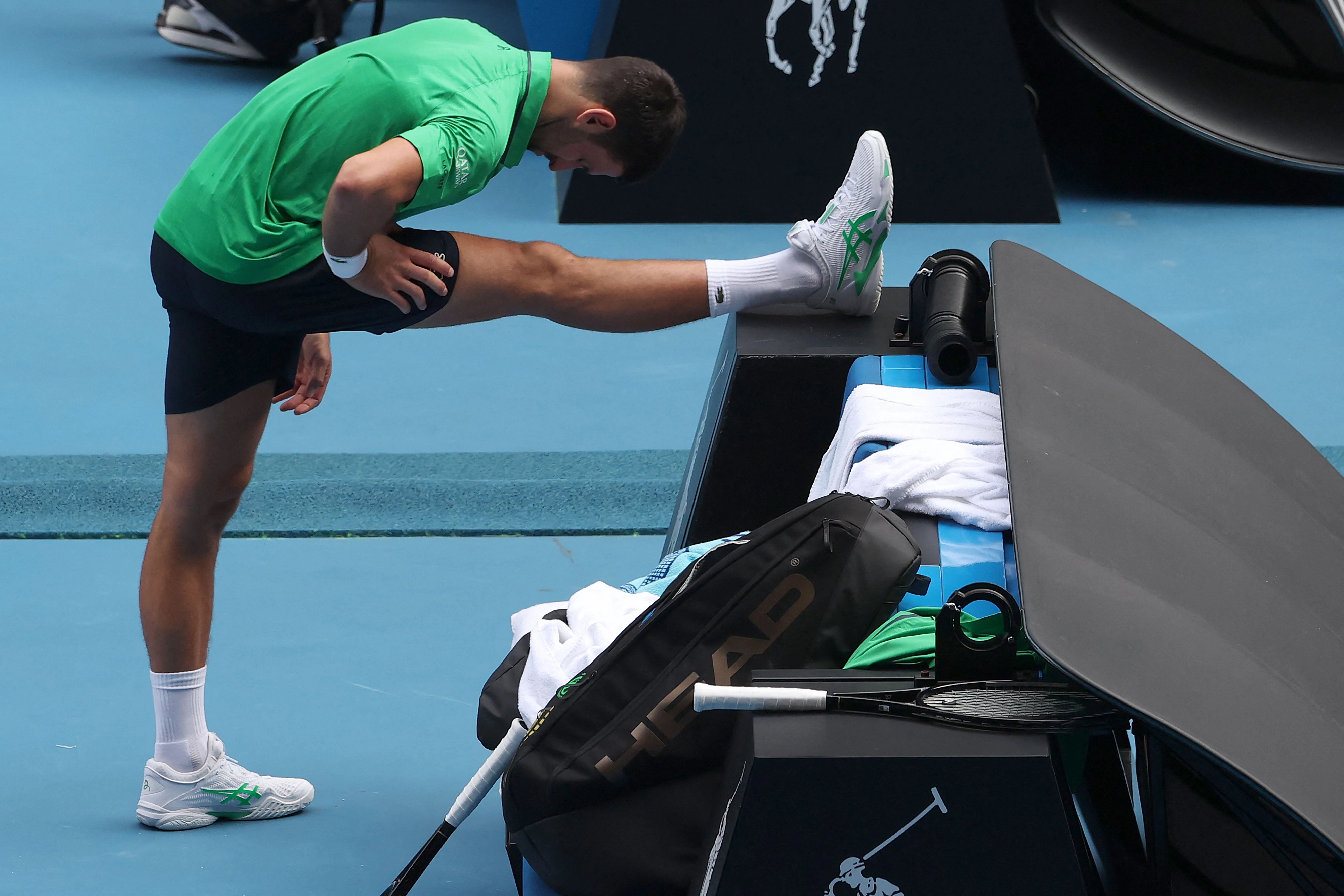 로렌초 무세티와의 경기 도중 스트레칭을 하는 노바크 조코비치. 2026.1.28 멜버른 AFP 연합뉴스