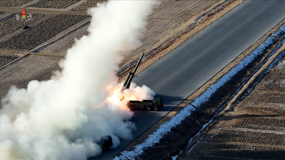북한 김정은 국무위원장이 지난 27일 ‘갱신형 대구경방사포 무기체계’의 효력 검증을 위한 시험사격을 참관했다고 조선중앙TV가 28일 보도했다. 2026.1.28  조선중앙TV 화면