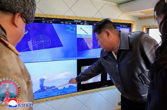 김정은 북한 국무위원장이 지난 27일 성능을 개량한 대구경 방사포 시험발사를 참관했다고 조선중앙통신이 28일 보도했다. 김 위원장의 딸 주애도 시험사격을 참관했다. 2026.1.28 평양 조선중앙통신=연합뉴스