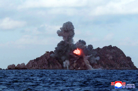 김정은 북한 국무위원장이 지난 27일 성능을 개량한 대구경 방사포 시험발사를 참관했다고 조선중앙통신이 28일 보도했다. 김 위원장의 딸 주애도 시험사격을 참관했다. 2026.1.28 평양 조선중앙통신=연합뉴스