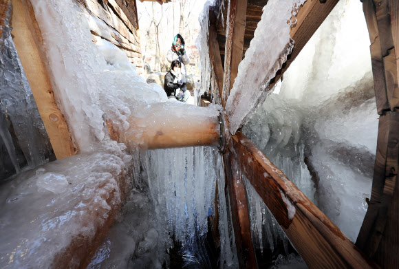 한파가 이어지고 있는 28일 경기도 용인시 한국민속촌 물레방아가 얼어있다. 2026.1.28. 연합뉴스