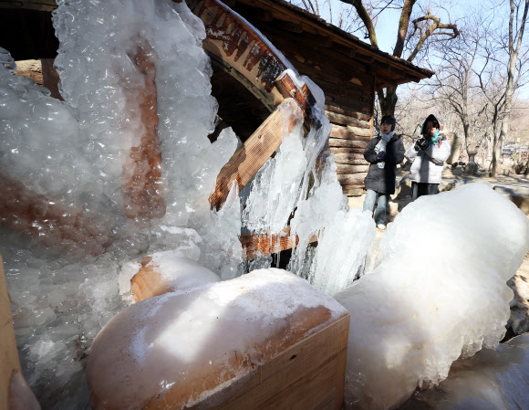 한파가 이어지고 있는 28일 경기도 용인시 한국민속촌 물레방아가 얼어있다. 2026.1.28 연합뉴스