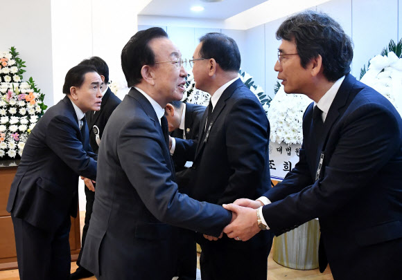 이해찬 빈소 조문한 김관용 전 경북지사-태영호 전 의원