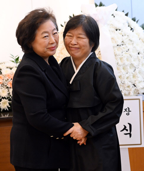 이해찬 빈소 조문한 현정은 현대그룹 회장