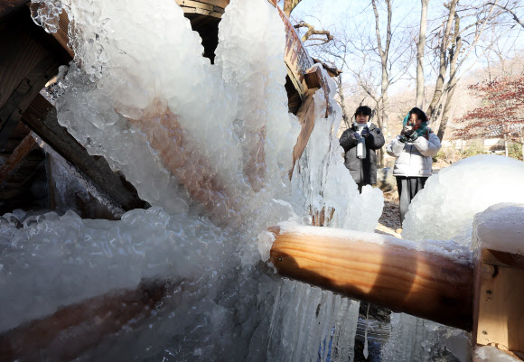 한파가 이어지고 있는 28일 경기도 용인시 한국민속촌 물레방아가 얼어있다. 2026.1.28 연합뉴스