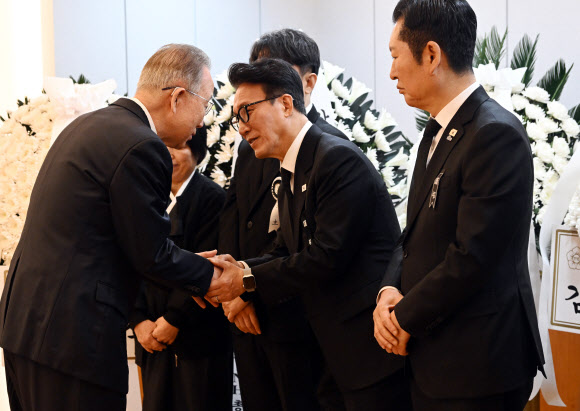 반기문 전 유엔사무총장, 이해찬 전 총리 빈소 조문