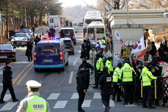 서울중앙지방법원 향하는 호송차