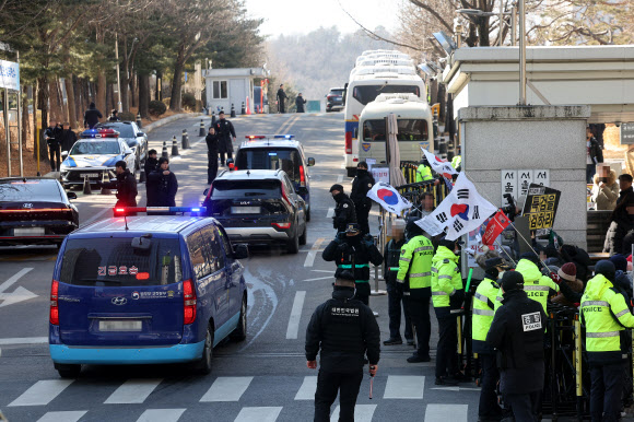 서울중앙지방법원 향하는 호송차