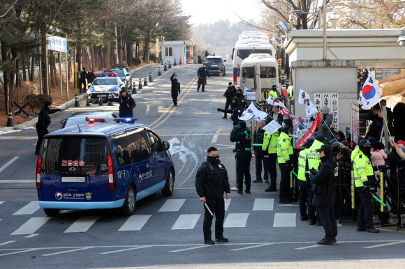 서울중앙지방법원 향하는 호송차