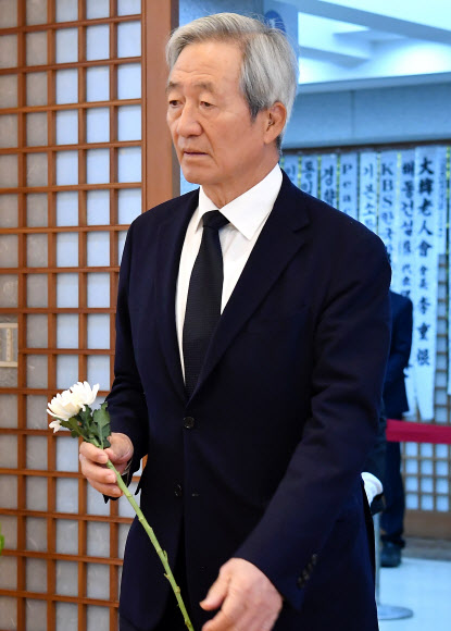 정몽준 아산재단 이사장. 이해찬 전 총리 빈소 조문