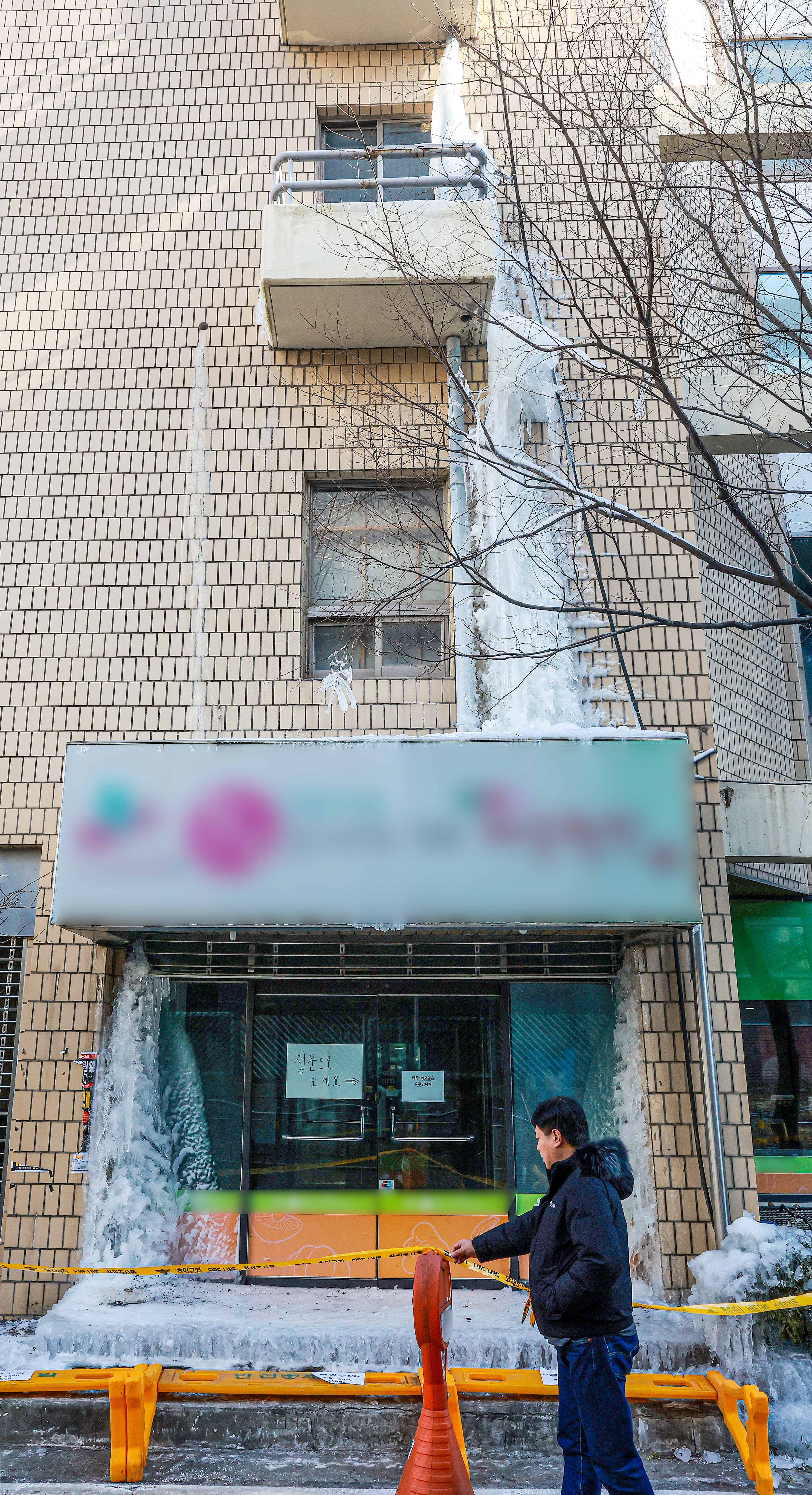 아침 기온 영하 10도를 밑도는 영하권 추위가 계속된 28일 인천 계양구 한 건물의 수도관이 터져 입구가 얼음으로 막혀 있다. 뉴스1