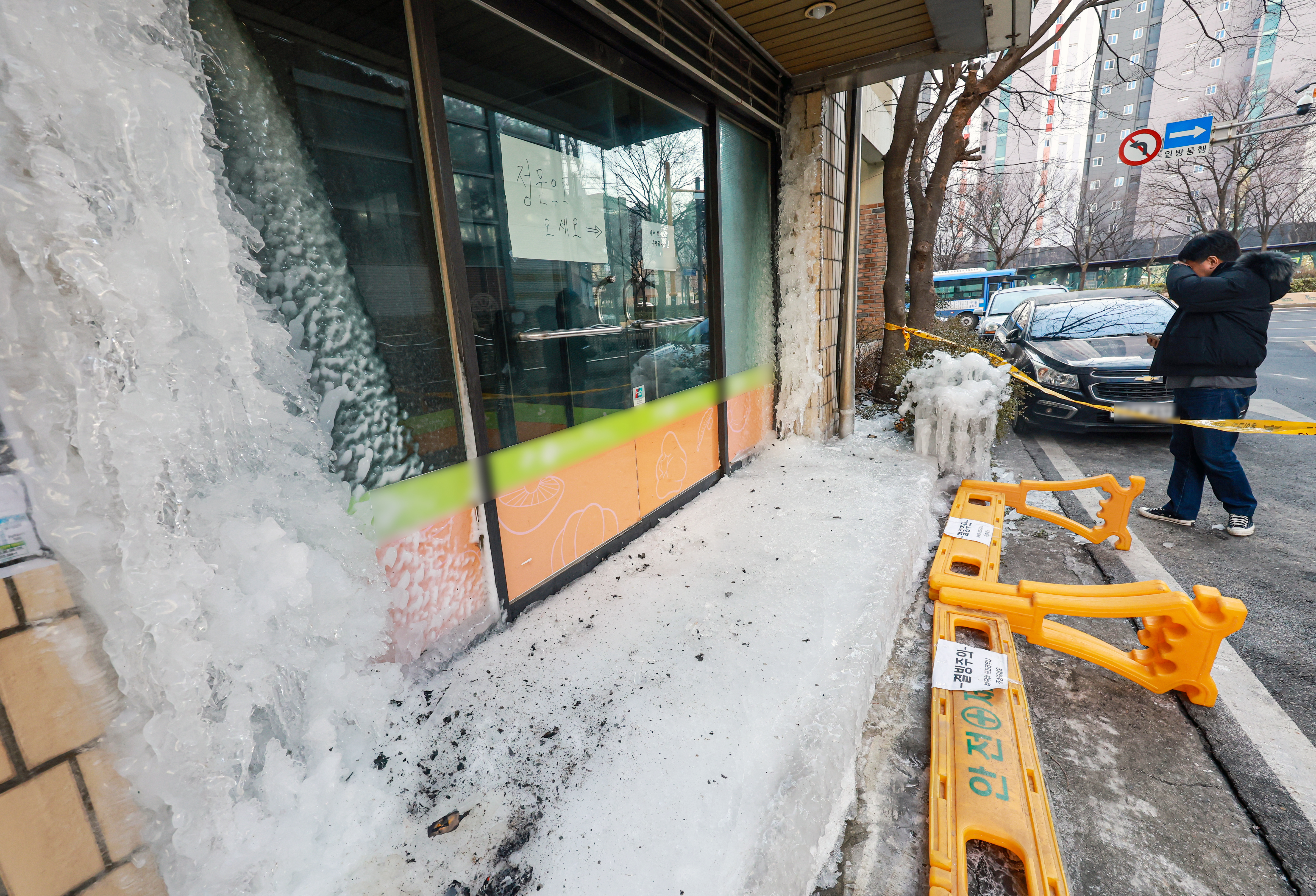 아침 기온 영하 10도를 밑도는 영하권 추위가 계속된 28일 인천 계양구 한 건물의 수도관이 터져 입구가 얼음으로 막혀 있다. 2026.1.28. 뉴스1