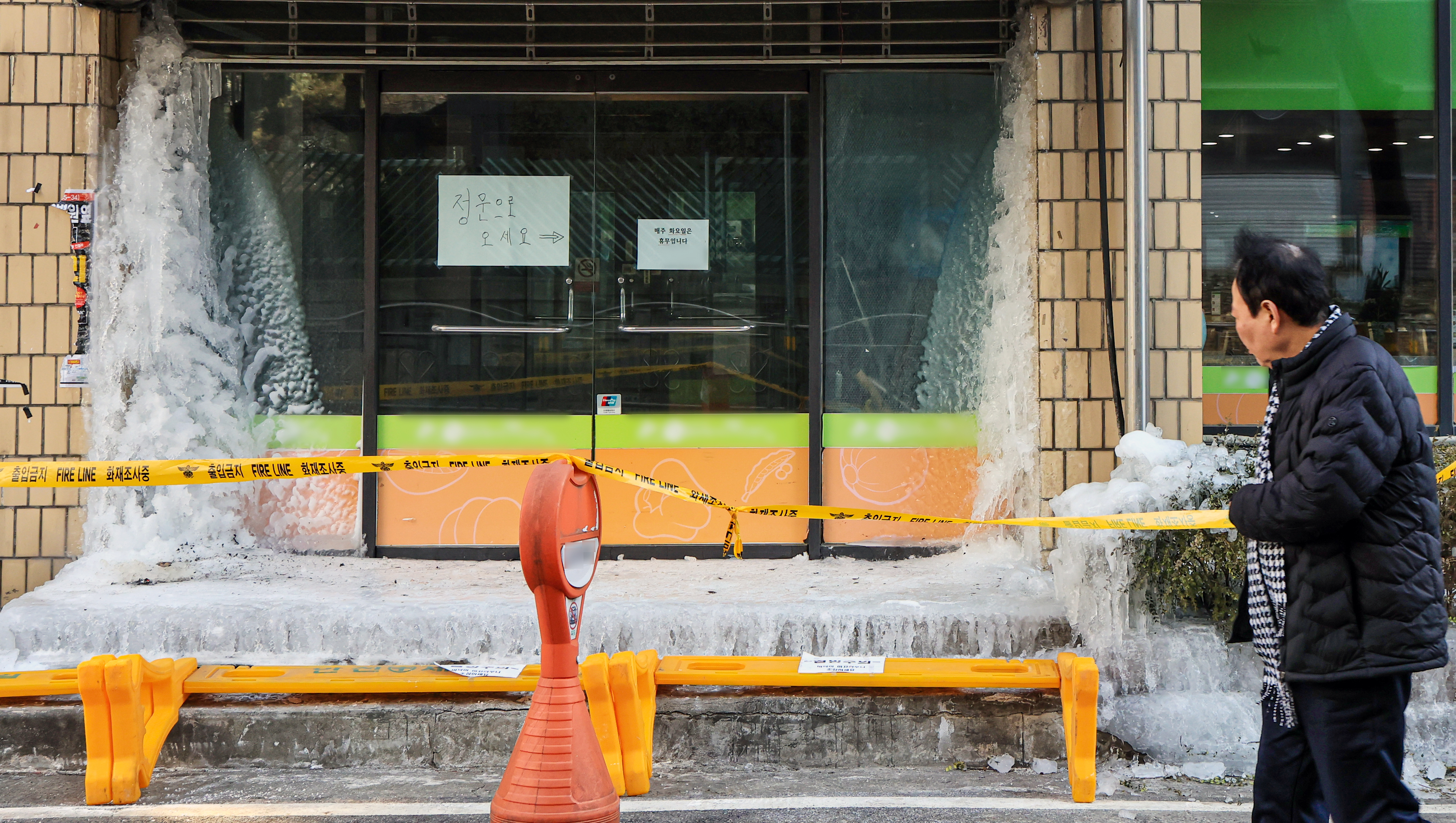 아침 기온 영하 10도를 밑도는 영하권 추위가 계속된 28일 인천 계양구 한 건물의 수도관이 터져 입구가 얼음으로 막혀 있다. 2026.1.28. 뉴스1