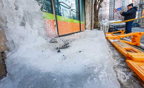 영하 10도를 밑도는 영하권 추위가 계속된 28일 인천 계양구 한 건물의 수도관이 터져 입구가 얼음으로 막혀 있다. 2026.1.28. 뉴스1