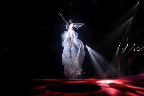 27일(현지시간) 프랑스 파리에서 열린 디자이너 스테판 롤랑의 오트 쿠튀르 2026 봄/여름 패션쇼에서 모델이 작품을 선보이고 있다. 로이터 연합뉴스