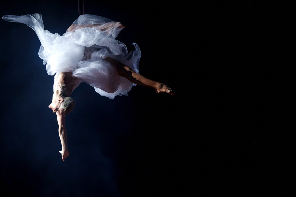 27일(현지시간) 프랑스 파리에서 열린 파리 패션 위크의 스테판 롤랑 여성 오뜨 꾸뛰르 봄/여름 패션쇼에서 곡예사가 공연을 하고 있다. AFP 연합뉴스