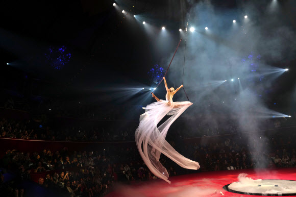 27일(현지시간) 프랑스 파리에서 열린 파리 패션 위크의 스테판 롤랑 여성 오뜨 꾸뛰르 봄/여름 패션쇼에서 곡예사가 공연을 하고 있다. AP 연합뉴스