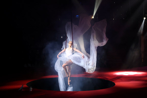 27일(현지시간) 프랑스 파리에서 열린 파리 패션 위크의 스테판 롤랑 여성 오뜨 꾸뛰르 봄/여름 패션쇼에서 곡예사가 공연을 하고 있다. 로이터 연합뉴스