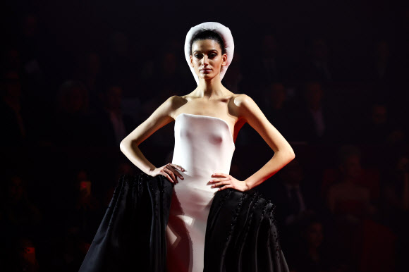 27일(현지시간) 프랑스 파리에서 열린 디자이너 스테판 롤랑의 오트 쿠튀르 2026 봄/여름 패션쇼에서 모델이 작품을 선보이고 있다. EPA 연합뉴스