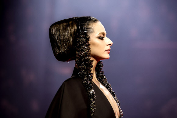 27일(현지시간) 프랑스 파리에서 열린 디자이너 스테판 롤랑의 오트 쿠튀르 2026 봄/여름 패션쇼에서 모델이 작품을 선보이고 있다. EPA 연합뉴스