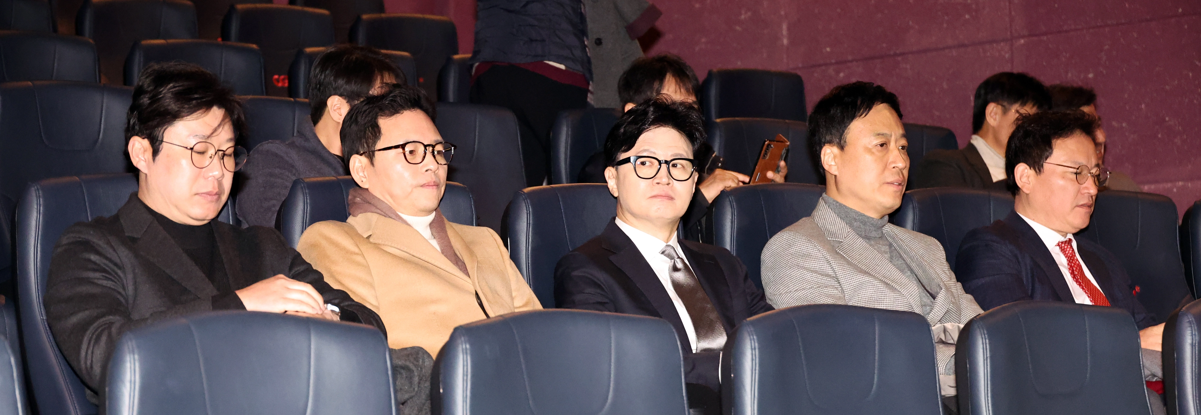 YS 영화 공개 관람 나선 한동훈 전 대표와 친한계 의원들  한동훈(가운데) 전 국민의힘 대표가 28일 서울 영등포구 한 영화관에서 ‘잊혀진 대통령: 김영삼의 개혁시대’ 영화 상영 시작을 기다리고 있다. 왼쪽부터 국민의힘 진종오 의원, 박정훈 의원, 한동훈 전 대표, 정성국 의원, 김형동 의원. 뉴시스