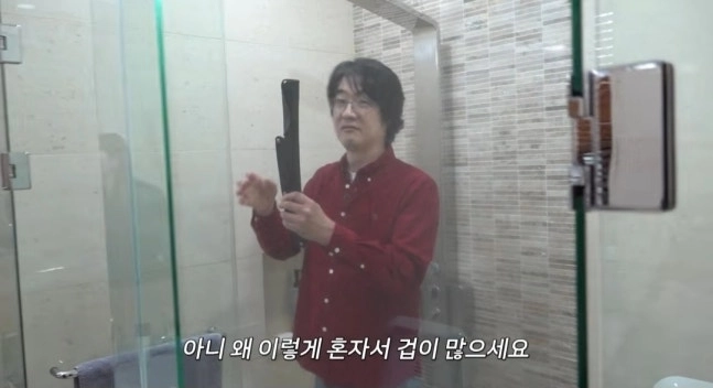 의학 전문 방송인 홍혜걸이 아내 여에스더를 지키기 위해 집안 곳곳에 흉기를 비치해놔 놀라움을 자아냈다. 유튜브 채널 ‘A급 장영란’ 캡처