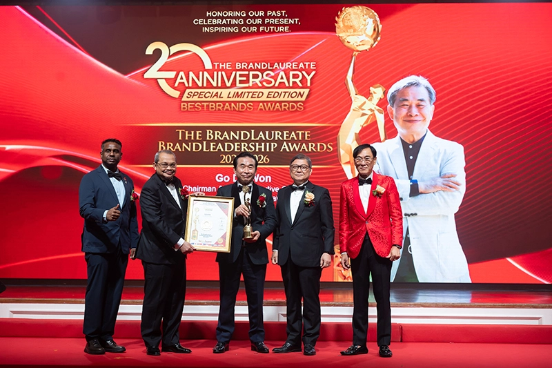 고도원 아침편지문화재단 이사장이 말레이시아 쿠알라룸푸르 마제스틱 호텔 대연회장에서 열린 시상식에서 상을 받고 있다. 좌측부터 에드워드 로이 크리슈난 박사, 세계브랜드재단 의장 탄 스리 다뚝 줄키플리 빈 아흐마드, 고도원 이사장, 케네스 츄 위원, 세계브랜드재단 회장 KK 요한. 아침편지문화재단 제공