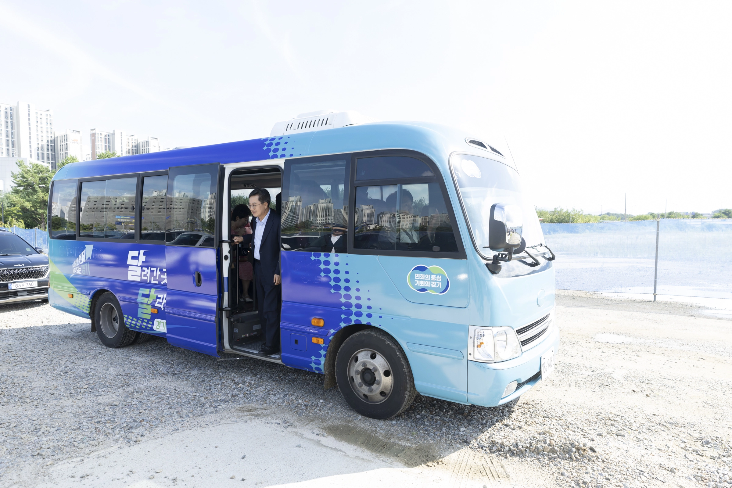 지난해 8월 26일 김동연 지사가 달달버스를 타고 양주 공공의료원 예정부지를 방문하고 있다. (경기도 제공)