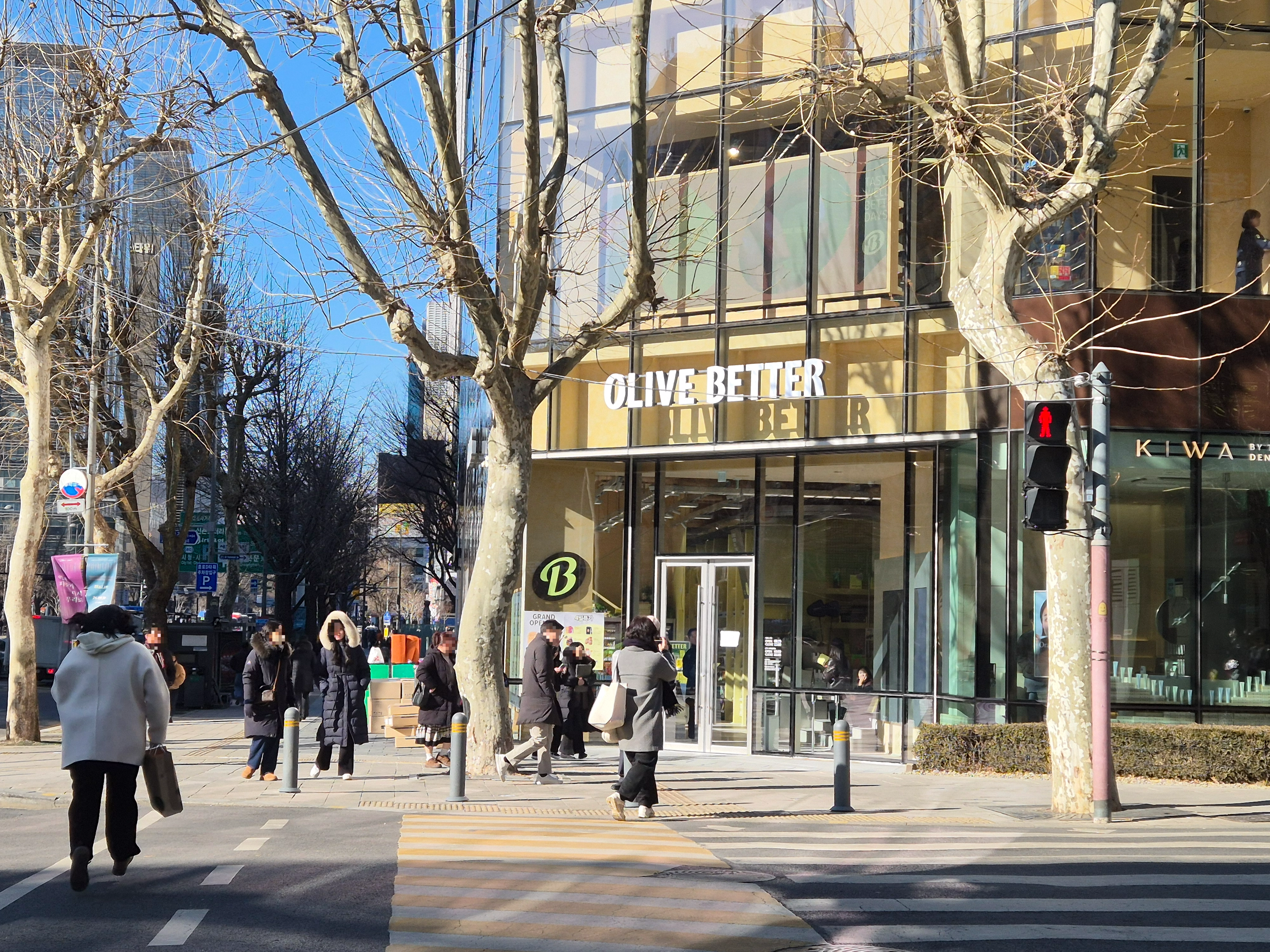 개장을 앞둔 서울 중구 광화문 올리브베러 1호점 외경. 김현이 기자