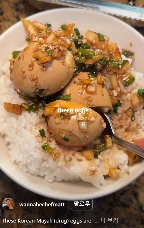 K-드라마, 영화 등에서 자주 노출되며 전 세계적으로 K-푸드가 많은 사랑을 받고 있는 가운데, 최근 미국인들 사이에서 한국의 ‘달걀장’이 인기를 끌고 있는 것으로 알려졌다. 달걀장 레시피를 소개하는 한 누리꾼. 인스타그램 캡처