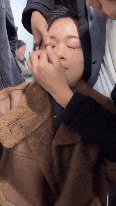 중국 도박판에서 영화 같은 부정행위가 적발돼 경찰이 수사에 나섰다고 27일 중국 중화망이 보도했다. 보도에 따르면 현지 경찰은 지난 23일 후난성의 한 마작장에서 젊은 여성 한 명을 사기도박 혐의로 체포했다. 2026.11.27 중화망