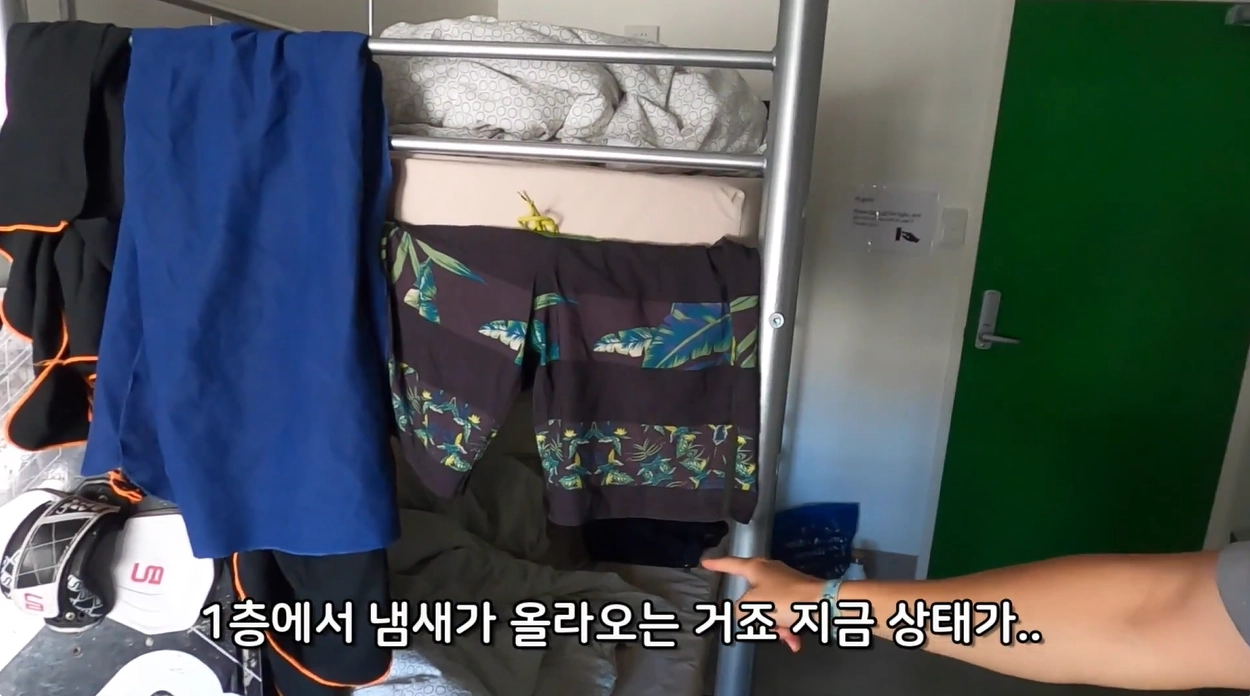 한 외국인의 체취 때문에 마음에 드는 호주 숙소를 떠나기로 했다는 한국인 여행 유튜버의 영상이 최근 여러 온라인 커뮤니티에서 뒤늦게 화제가 됐다. 유튜브 채널 ‘배낭여행자 민’ 캡처